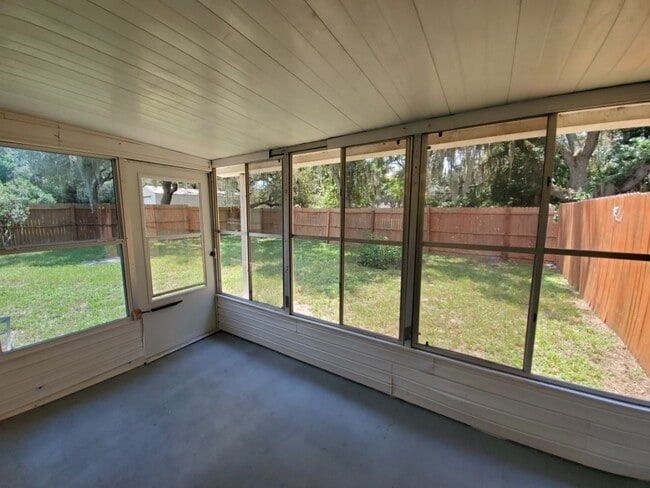 Building Photo - Spacious 2/1 Duplex on Gospel Island!!!