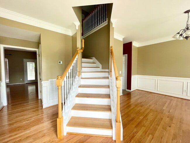 Building Photo - Northeast / Elgin- Offering Self Guided Tour with RENTLY!