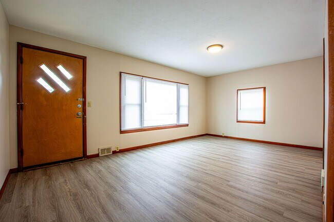 Building Photo - 2 Bedroom / 1 Bath Home in Carter Lake!