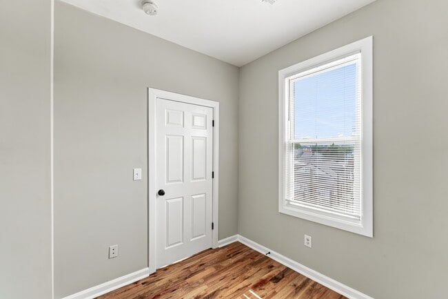 Building Photo - 422 Woodside Ave