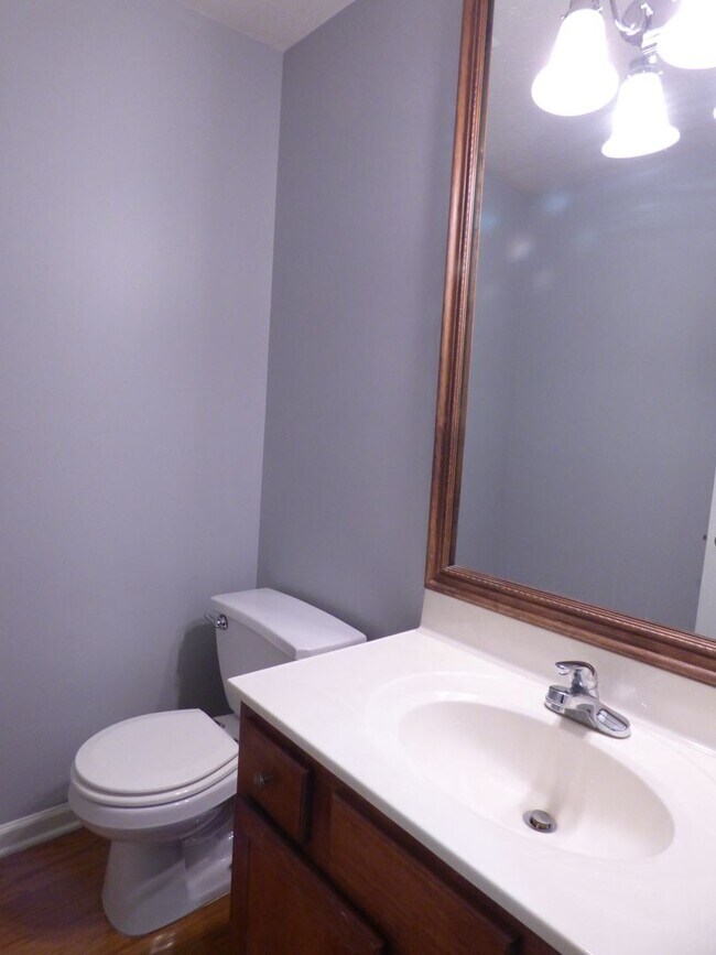 Building Photo - Lovely, Spacious 4 BR House! Vaulted Ceili...