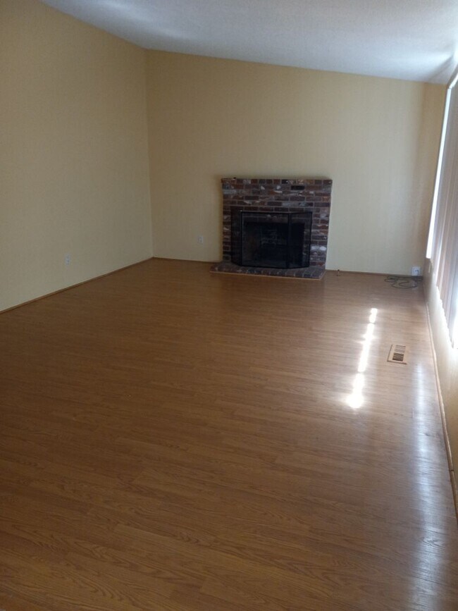 Building Photo - Three Bedroom Two Bath near Reed High