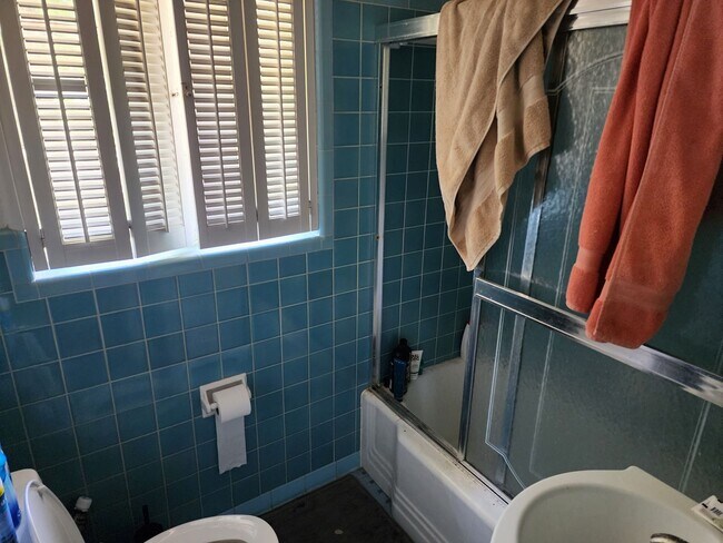 Building Photo - 4 bedroom 2 bath near the University of Florida law school