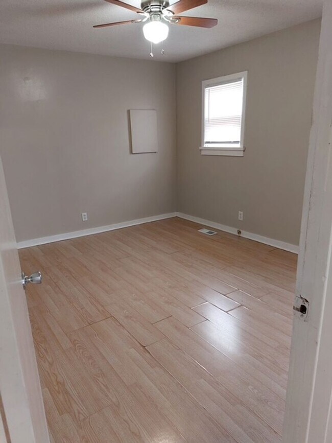 Building Photo - 4416-4418 E. Central