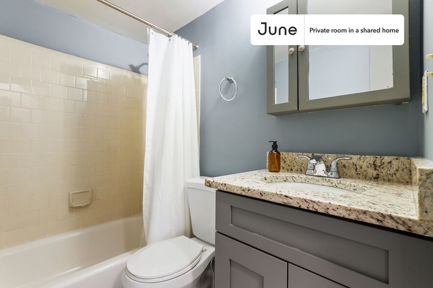 Building Photo - Room in Shared 5 bed/3 bath home in Logan Circle