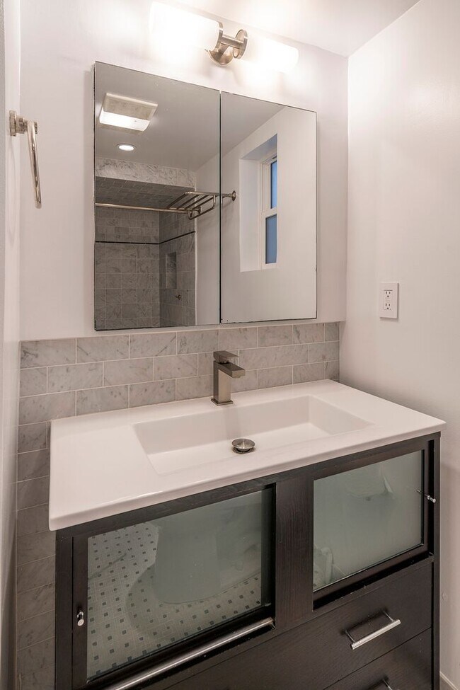 Building Photo - Warm & Inviting Manhattan Beach Rental Home!