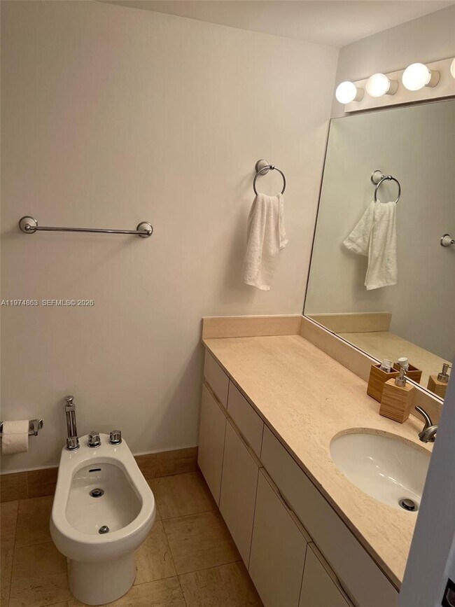 Building Photo - 2025 Brickell Ave