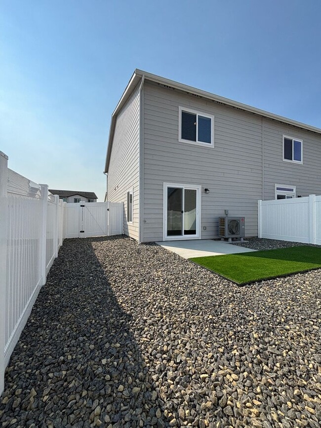 Building Photo - Brand New Corner Townhome!
