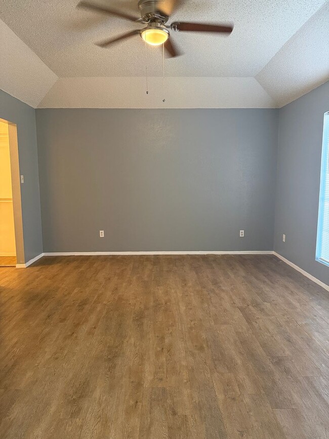 Building Photo - 5504 Blue Spruce Dr