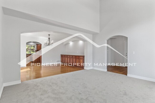 Building Photo - Low-Maintenance Living in Desirable West Side Neighborhood 5 bd, 2 car garage and AC