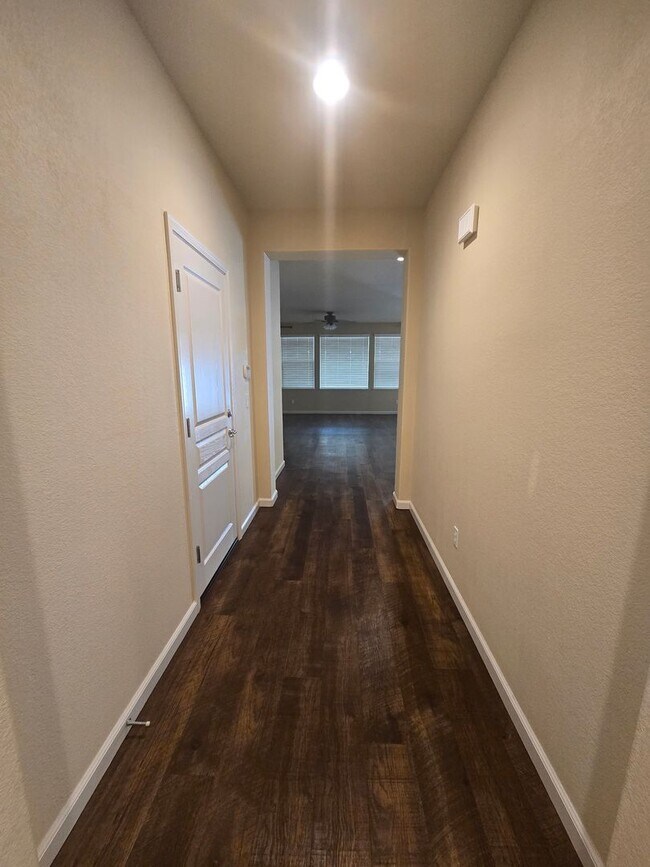 Building Photo - 339 Applegate Dr