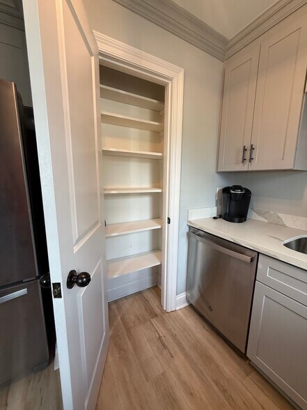 Building Photo - 619 Lavoisier St