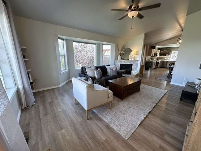 Building Photo - Beautiful 3/2 Home With Backyard Oasis!