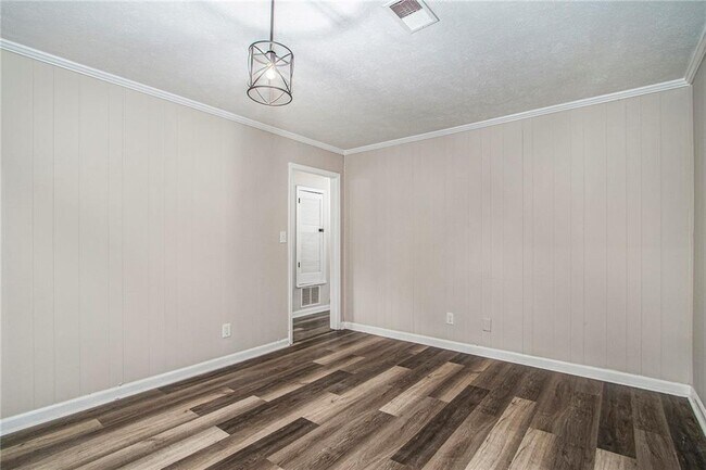 Building Photo - 2243 7 Oaks Cir