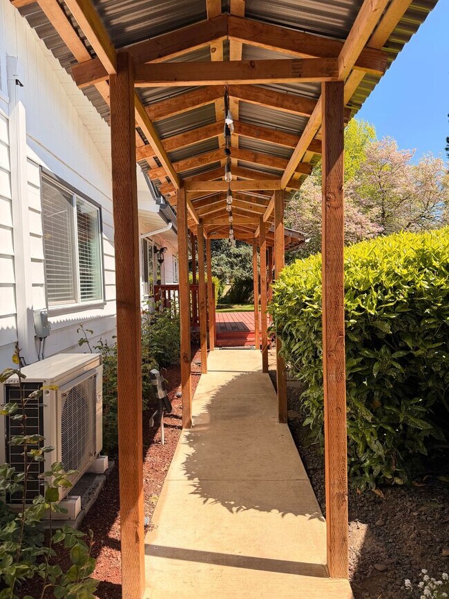 Building Photo - 4-Bedroom 4-Bathroom home with attached Studio apartment