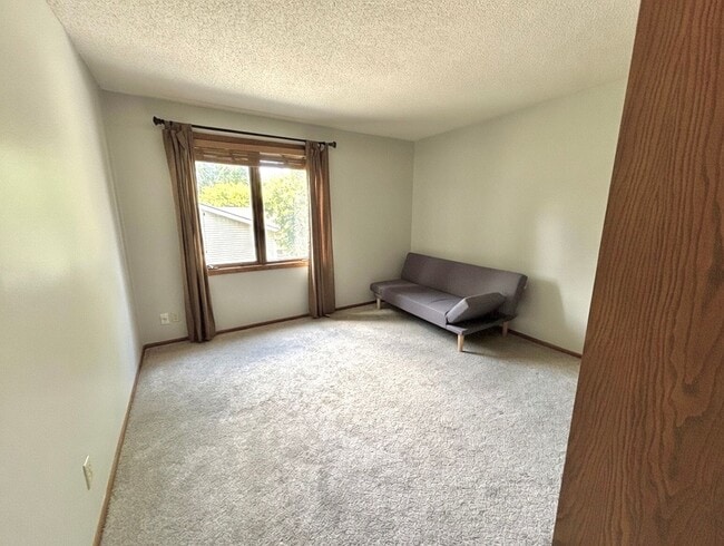 Building Photo - Entertainers dream in the heart of Eden Prairie! 3000+sf, updated, beautiful yard!!