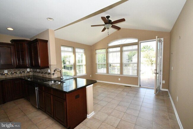 Building Photo - 9 Latham Ln