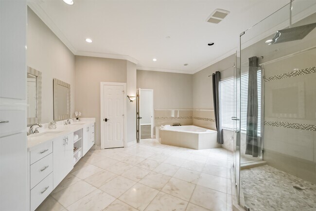 Building Photo - 9660 Fairdale Ln