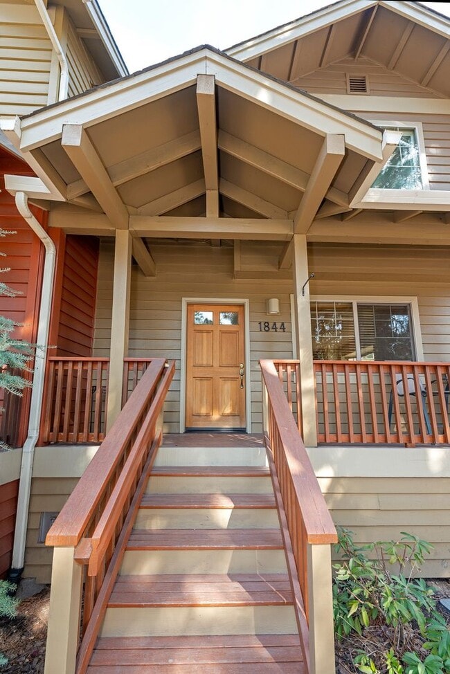 Building Photo - SOUGHT AFTER PENCE PLACE TOWNHOME; DUAL PRIMARY SUITES & SOLAR! MUST SEE!!