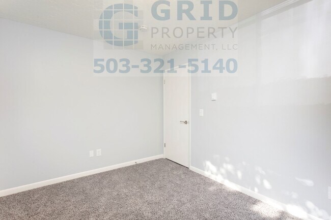 Building Photo - Modern Two Bedroom Apartment Available in Mt. Tabor