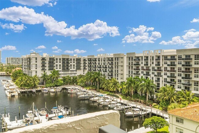 Building Photo - 3200 Port Royale Dr N