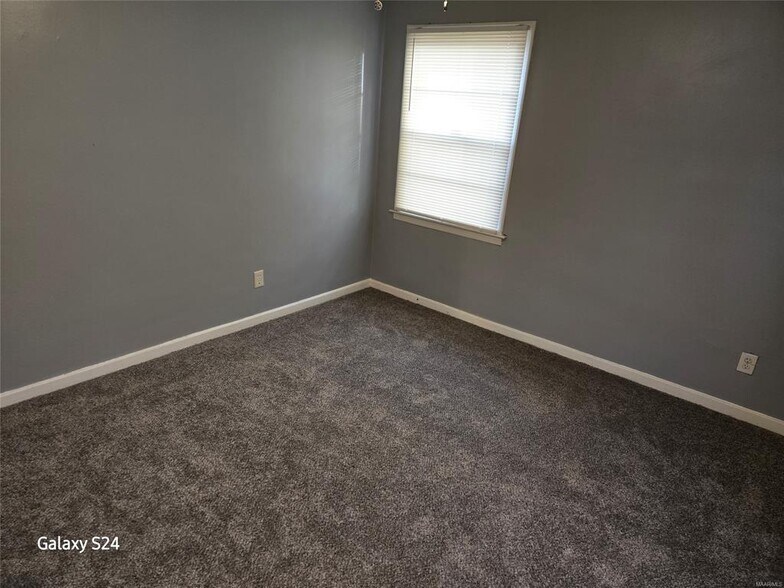 Building Photo - 2141 Meadowlane Dr