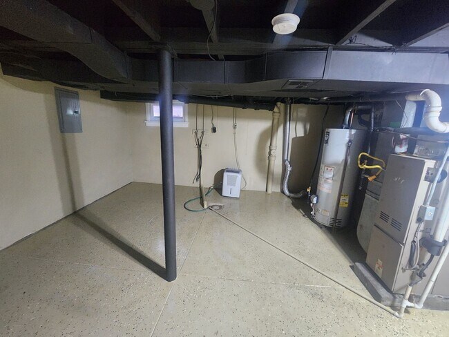 Building Photo - Beautiful 2 bedroom 1 bath renovated home with washer/dryer hookups!