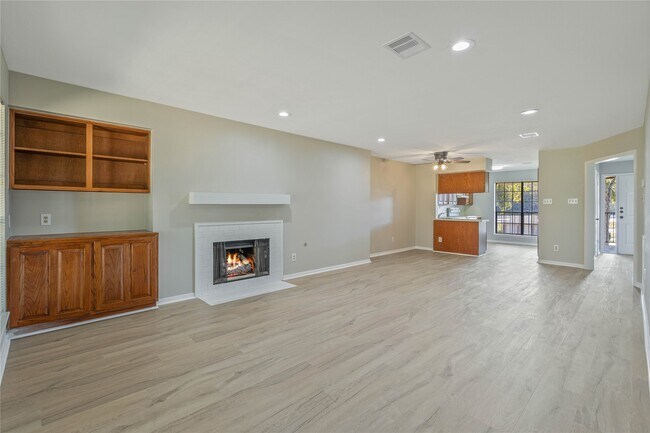 Building Photo - 200 Panorama Dr