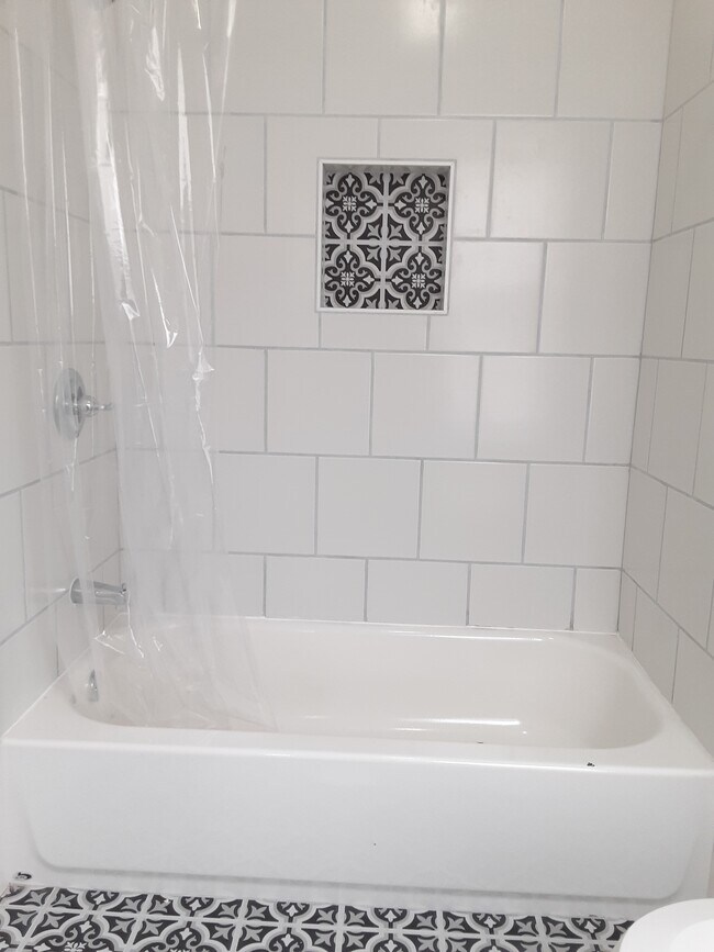 Building Photo - 1212 W Erie Ave