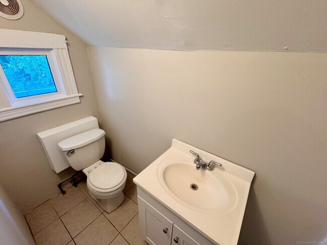 Building Photo - 28 French St