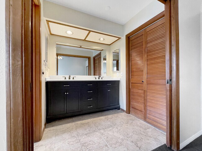 Building Photo - 379 N Mentor Ave