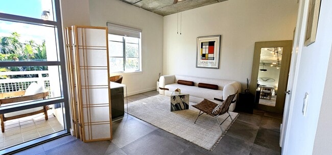 Building Photo - 365 SE 6th Ave