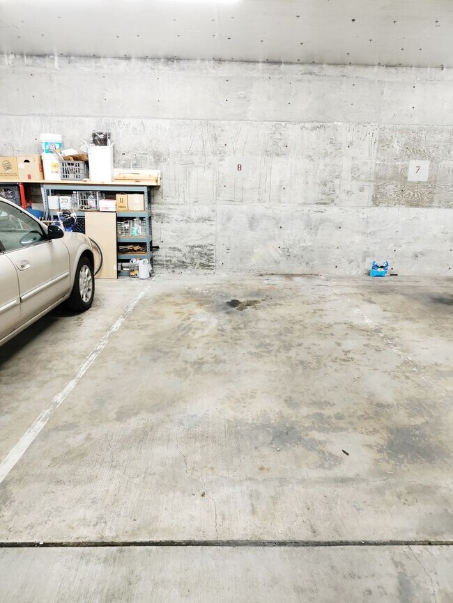 Building Photo - 2Bd/1Ba Seattle Condo