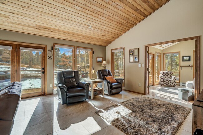 Building Photo - Stunning two-story home in Woodland Park