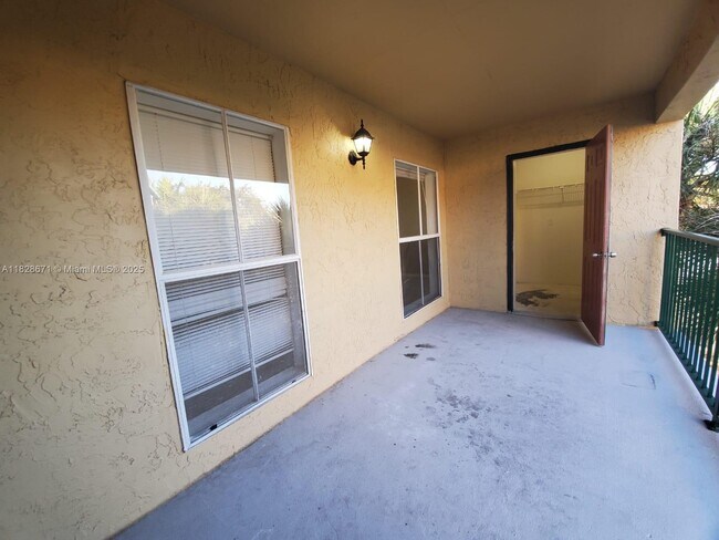 Building Photo - 833 Riverside Dr
