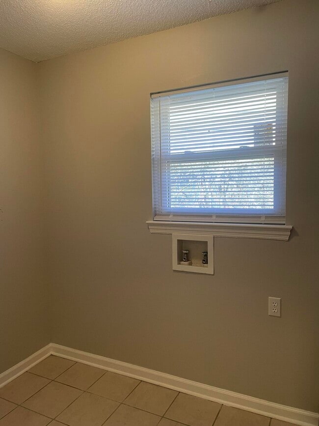 Building Photo - 4759 Tessie Ln