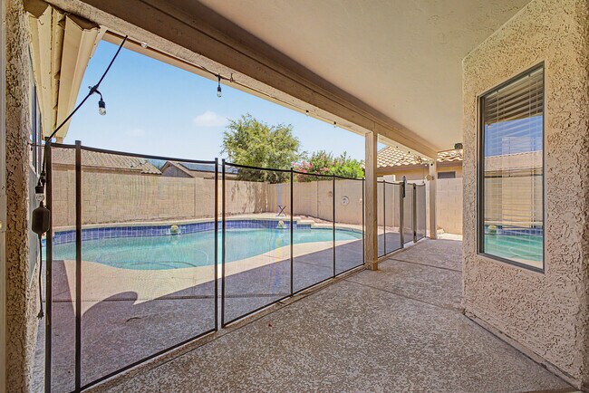 Building Photo - 3103 N Meadow Ln