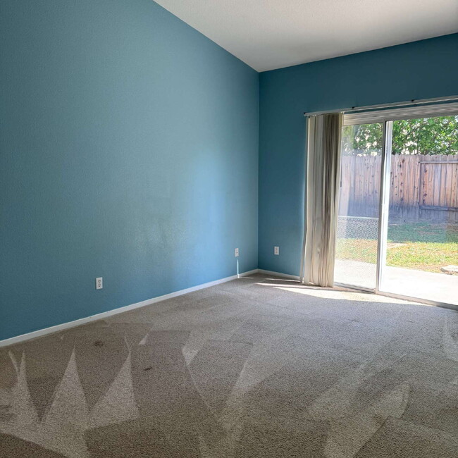 Building Photo - Great location near park and shopping