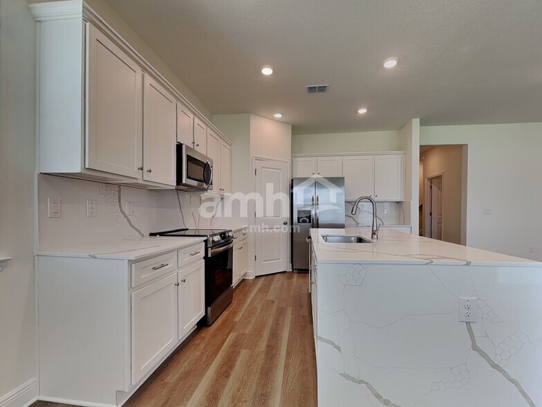 Building Photo - 27403 St Andrews Ave