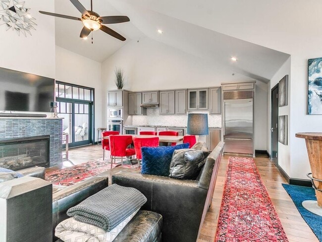 Building Photo - 115 NE 3rd St