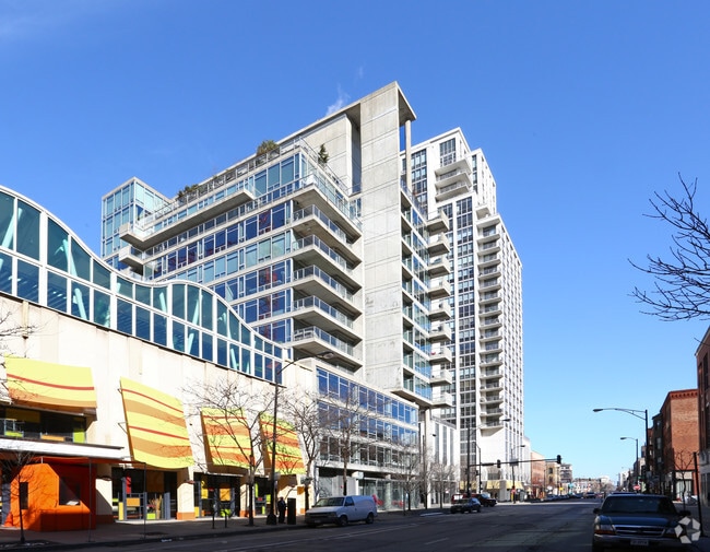Building Photo - Contemporaine