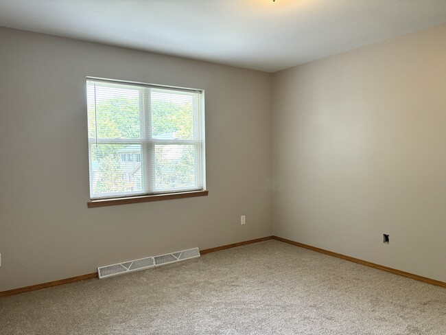 Building Photo - 3202 Quincy Ave