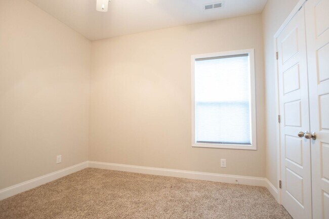 Building Photo - Pet Friendly in Eagle's Bluff!