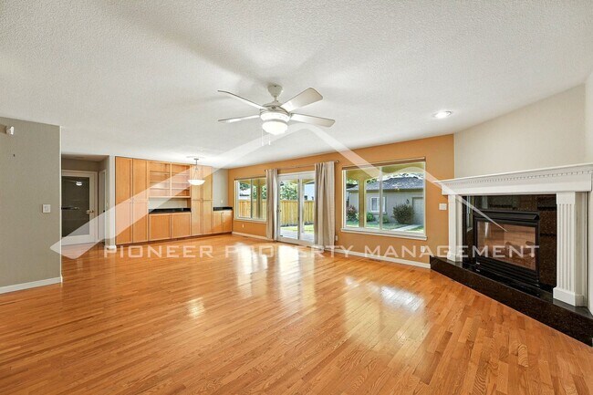 Building Photo - Luxury Meets Location – Impeccable 5BR Hom...