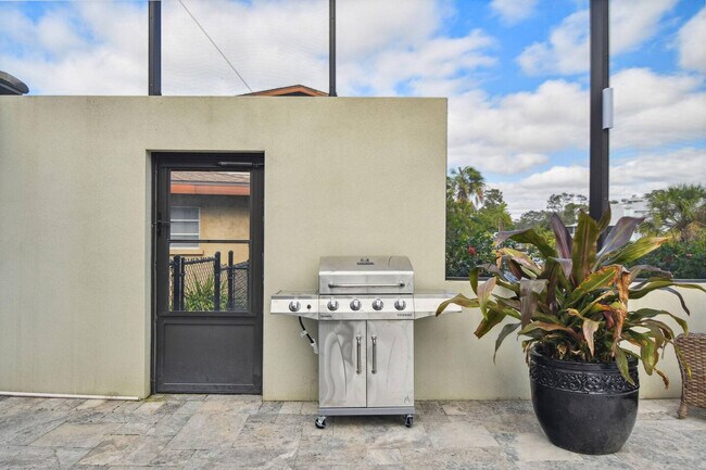 Building Photo - 2151 Lusitania Dr