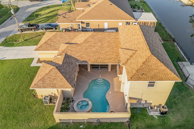 Building Photo - 205 SE 4th Pl