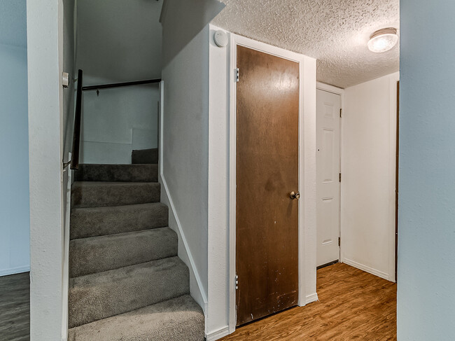 Building Photo - 818 Greenvale Rd