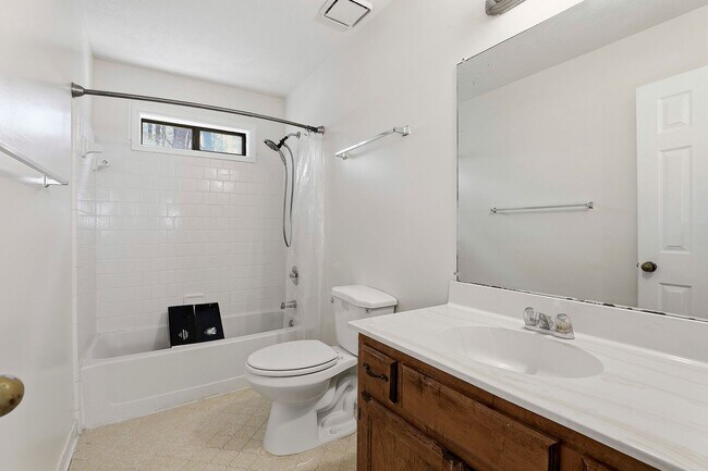 Building Photo - 4BR Home Across from Braelinn Elementary in Peachtree City