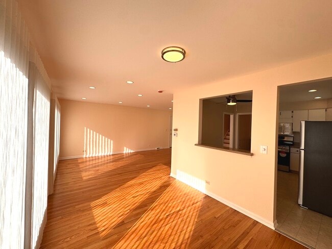 Building Photo - 1042 W Central Rd