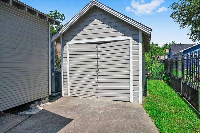 Building Photo - 325 N Sidney St